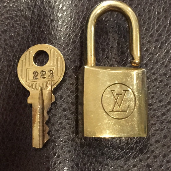 Vintage LV Louis Vuitton Padlock Lock & Key 223 - Picture 7 of 7